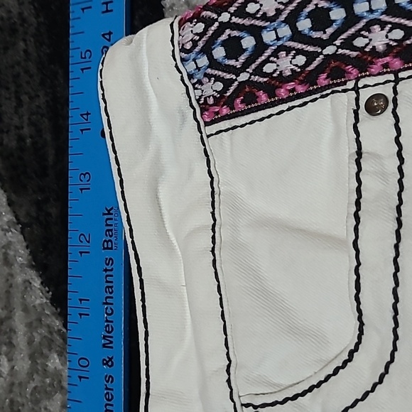 BUCKLE DAYTRIP CAPRICORN EMBROIDERED DENIM JEAN SHORTS - Picture 5 of 10